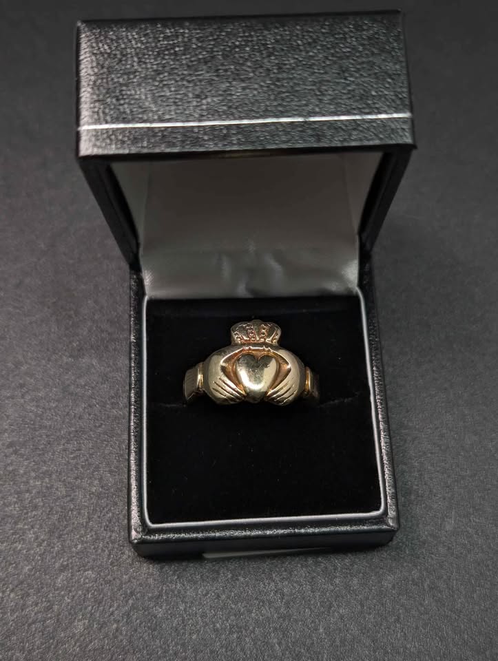 9ct Yellow Gold Irish Claddagh Wedding Ring - Size V - 7.95 Grams