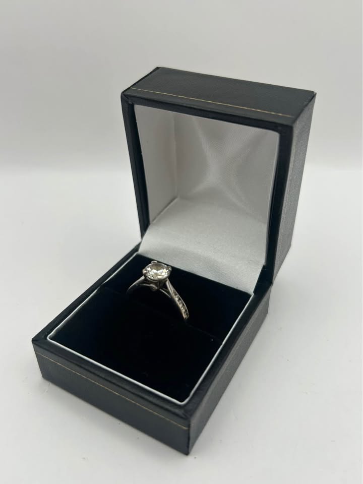 375 9CT, WHITE GOLD, RING SIZE O/7, 2.3G, Boxed