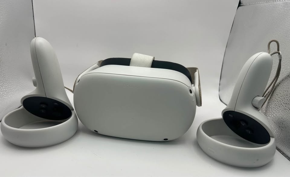 Meta / Oculus Quest 2 VR Headset (With Controllers, Unboxed