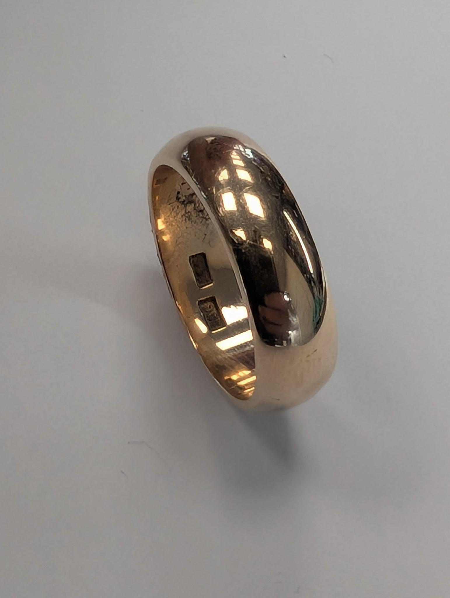 9ct Gold Wedding Band Ring - Size O 1/2