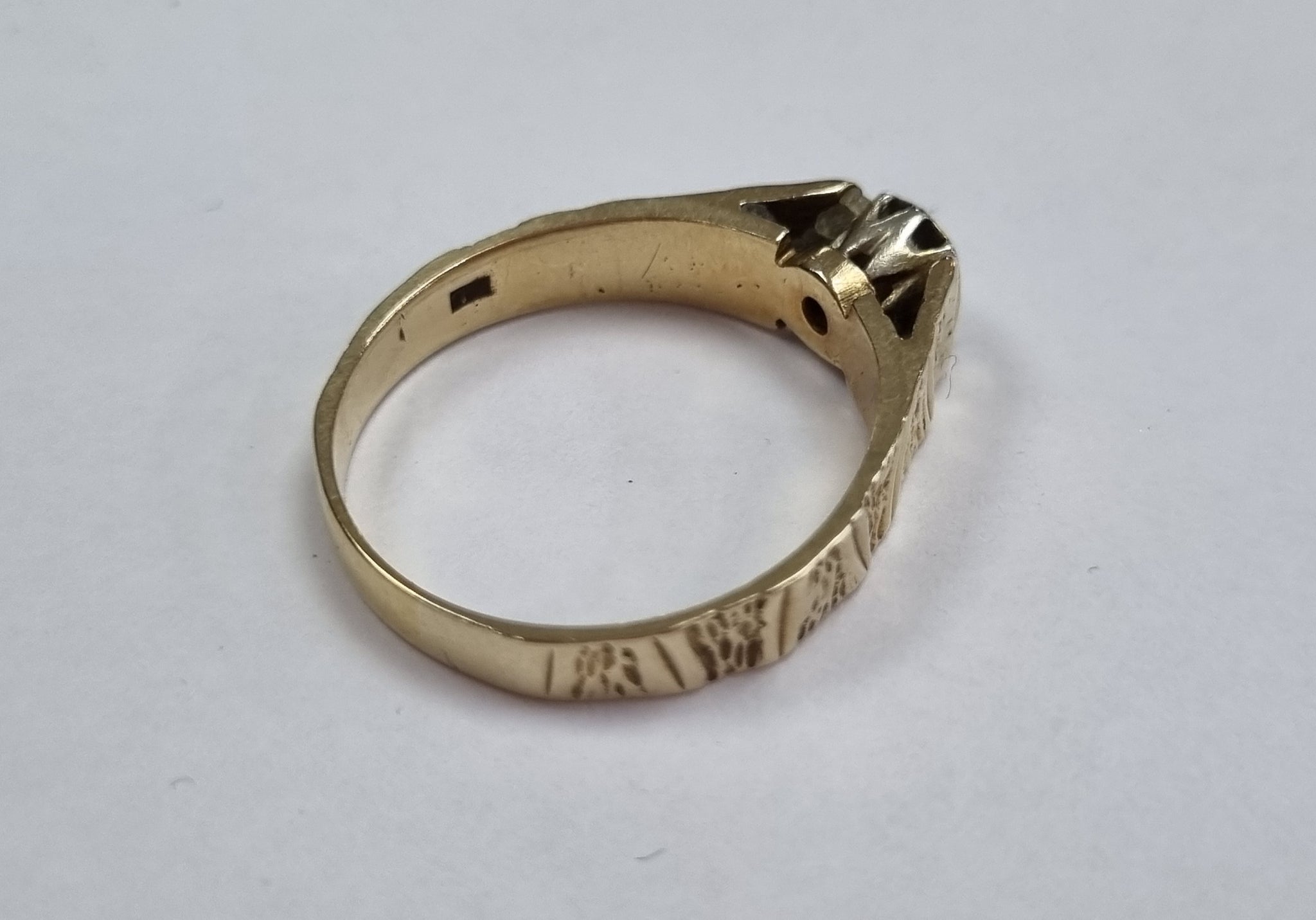 9ct gold diamond ring size R