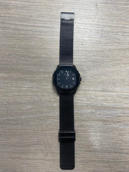 AMAVI Urban shadow watch.