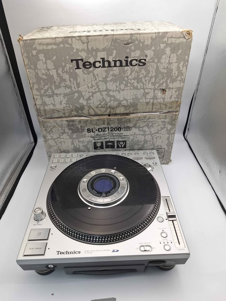 Technics SL-DZ1200 Direct Drive Digital CD Turntable – Silver – DJ