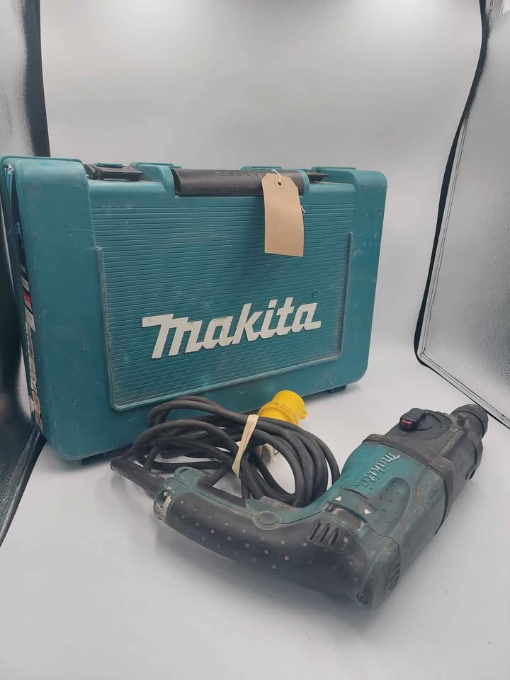 Makita HR2470 110V Corded Drill With Case And Drill Bits