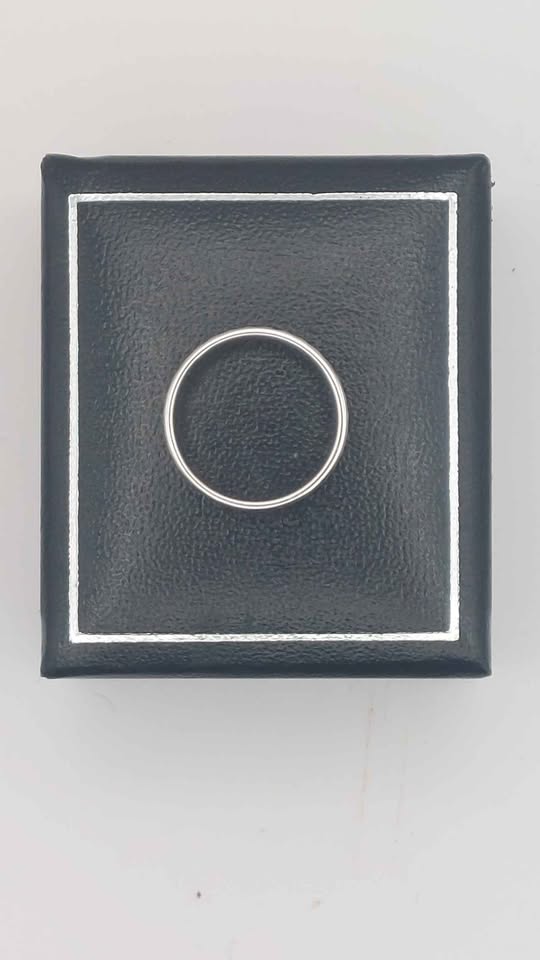 375 HALLMARKED 9CT, WHITE GOLD, BAND WITH STONES, SIZE K, 3G, BOXED