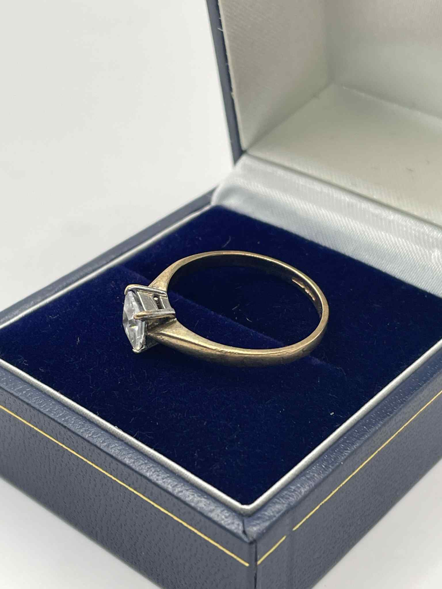 9ct Gold ring With Clear Stone