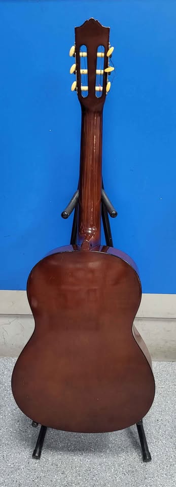 Yamaha C40 Classical Accoustic Guitar. Tan