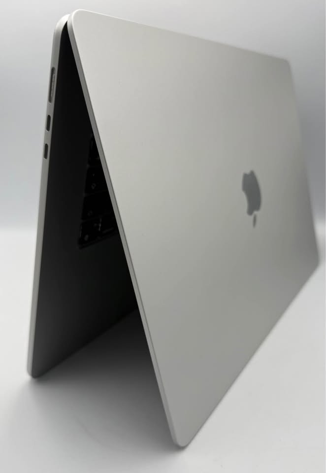 Apple MacBook Air (8- CPU 10-GPU) 16GB RAM, 256GB SSD, 15”, Silver