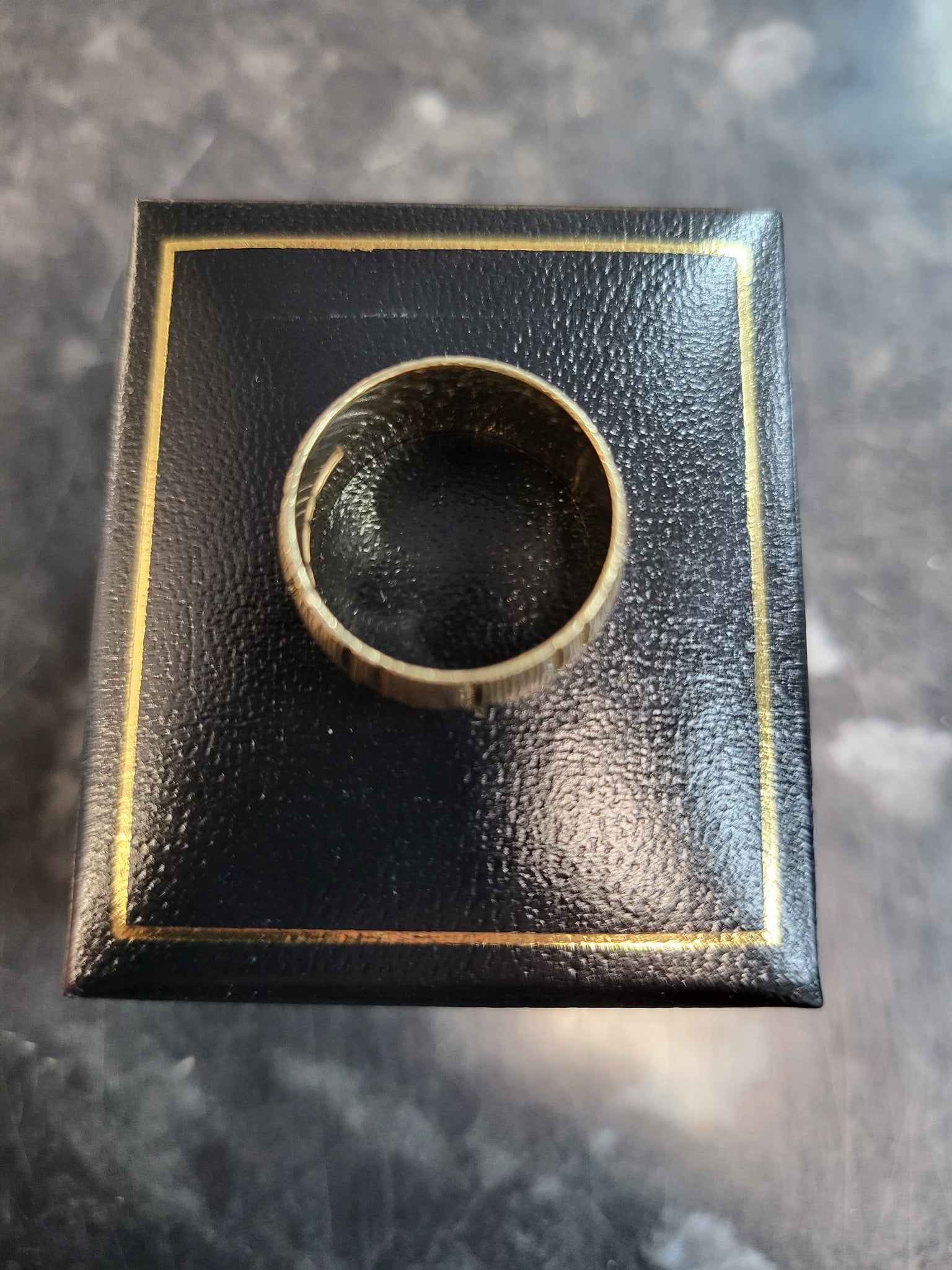 9ct Yellow Gold Patterned Band - Size L - 5.9G