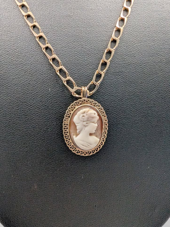 9ct Yellow Gold Square Curb Chain Necklace With Cameo Pendant - 20" Long - 10.98 Grams