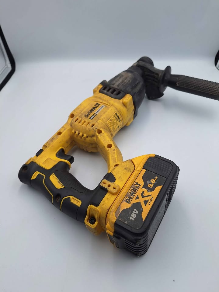 DEWALT 18V XR DCH033 Brushless SDS Plus Hammer Drill And 5AH Battery (No Charger)