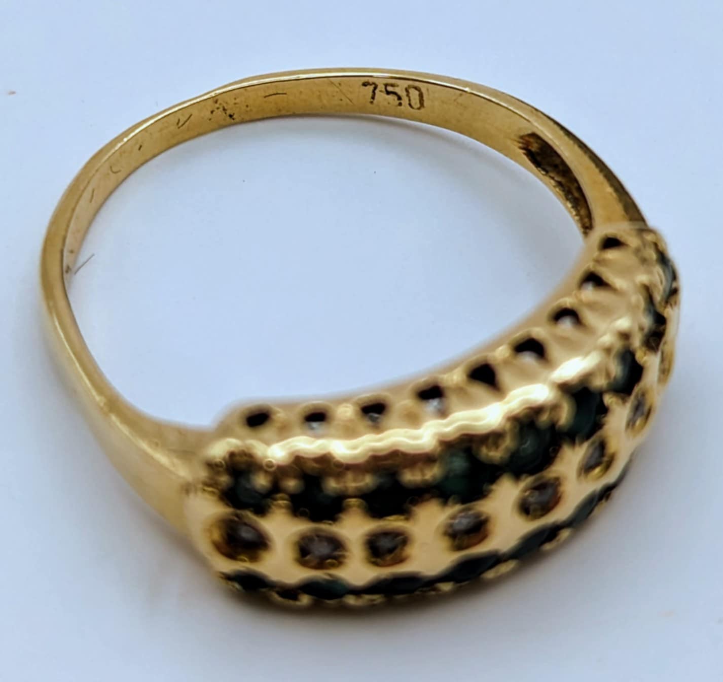 750 18CT YELLOW GOLD RING, ROW OF STONE DESIGN, SIZE-O, 3.8G,