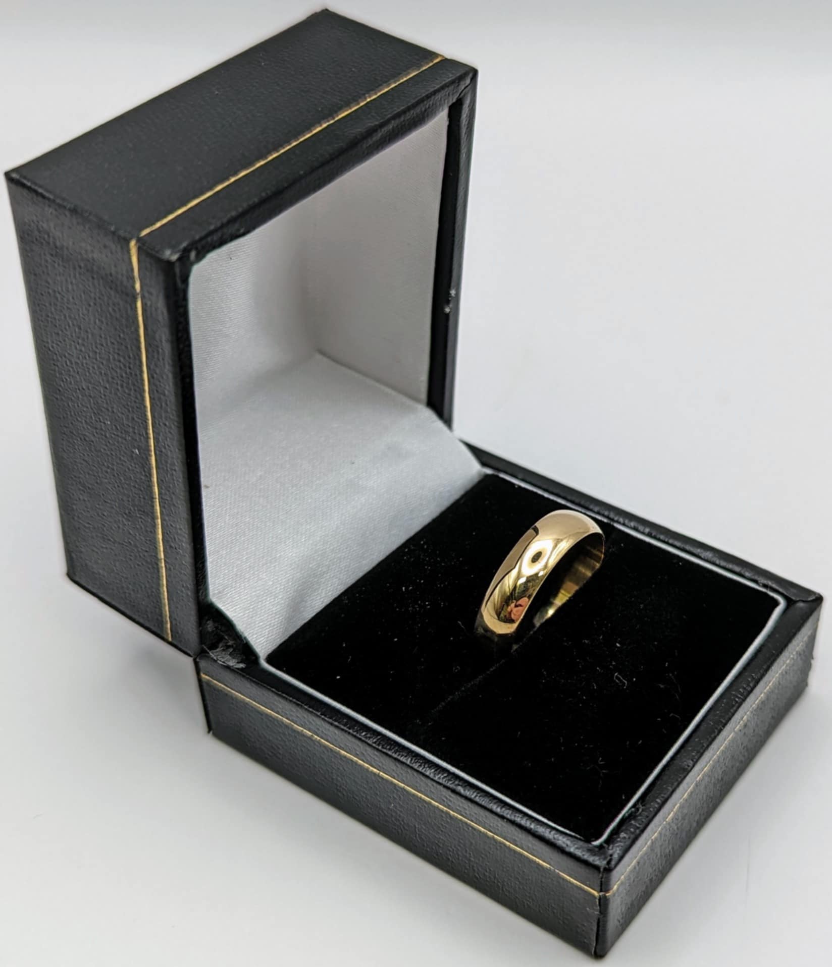 375 9CT YELLOW GOLD RING, SOLID BAND SYTLE, SIZE O/7, 2.5G, BOXED