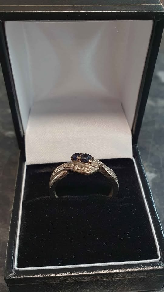 9ct White Gold Ring with Blue & Clear Stones - Size P - Size 3.1G