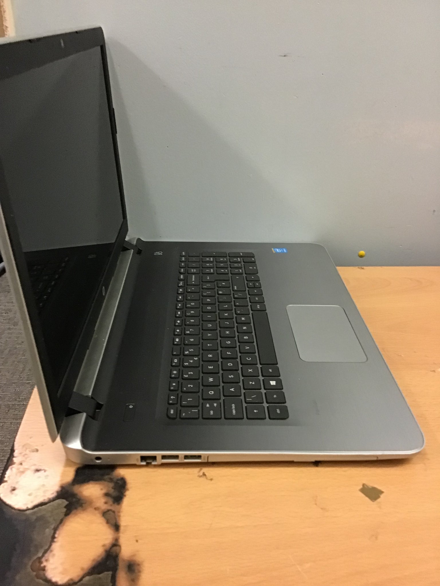 HP Pavilion 15-ab150sa - A8 7410 / 2.2 GHz - Win 10 Home 64-bit - Radeon R5 - 8 GB RAM - 2 TB HDD - DVD SuperMulti - 15.6" 1366 x 768 (HD) - Natural Silver, Horizontal Brushed Line Design - kbd: UK