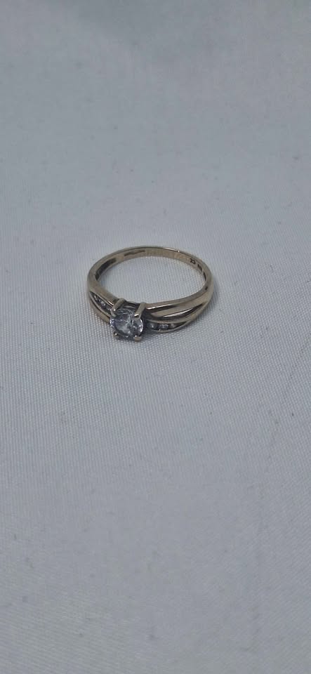 9ct Yellow Gold Ladies Ring With Purple Stones - Size Q - 1.51 Grams