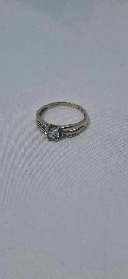 9ct Yellow Gold Ladies Ring With Purple Stones - Size Q - 1.51 Grams
