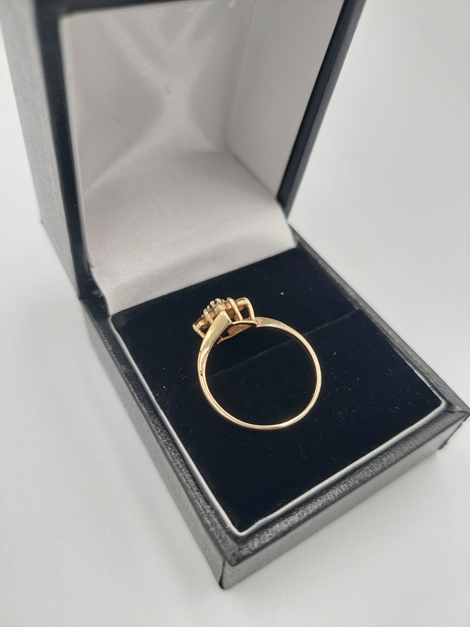 9K Gold Ring with Zirconia Stones. 375 Hallmarked, 1.30Grams, Size: L