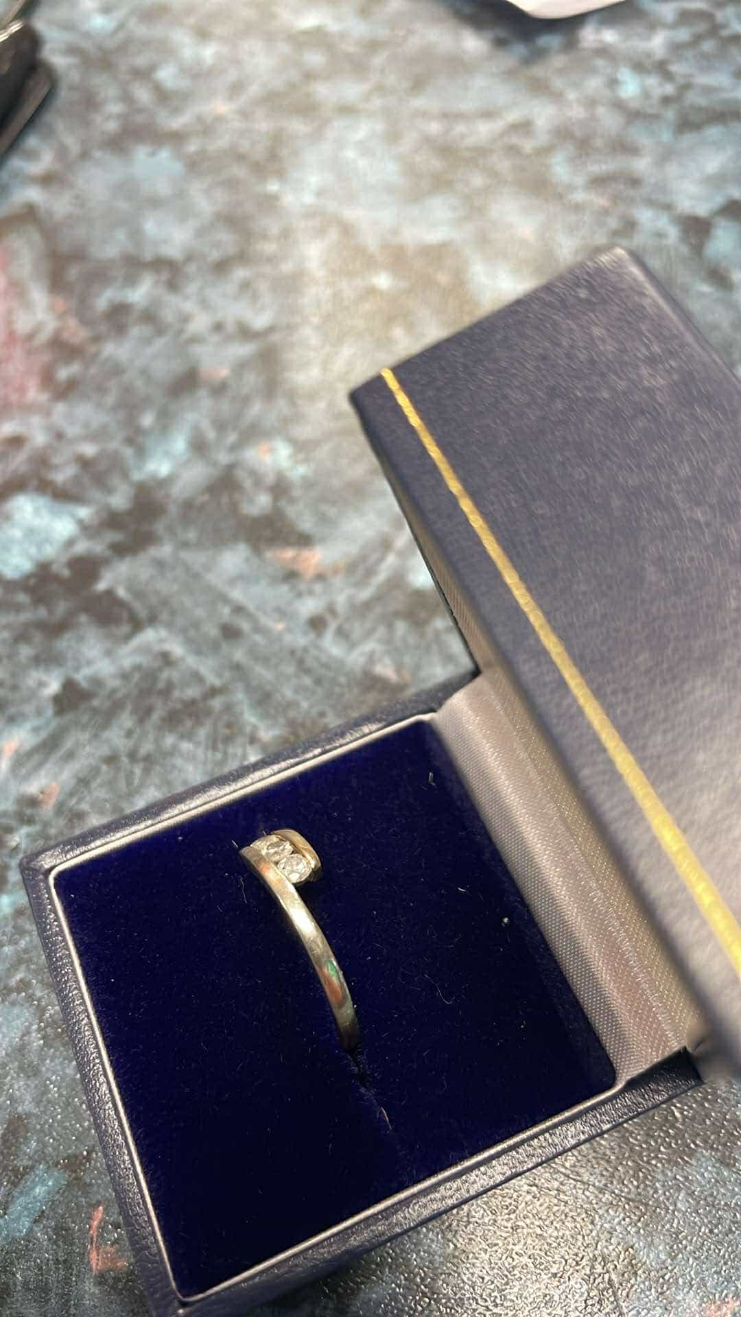9ct gold ring - N
