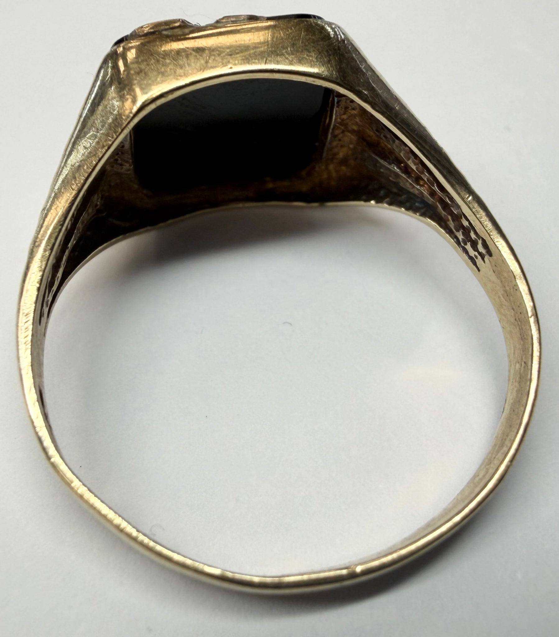 9ct yellow gold signet ring with black onyx stone size T