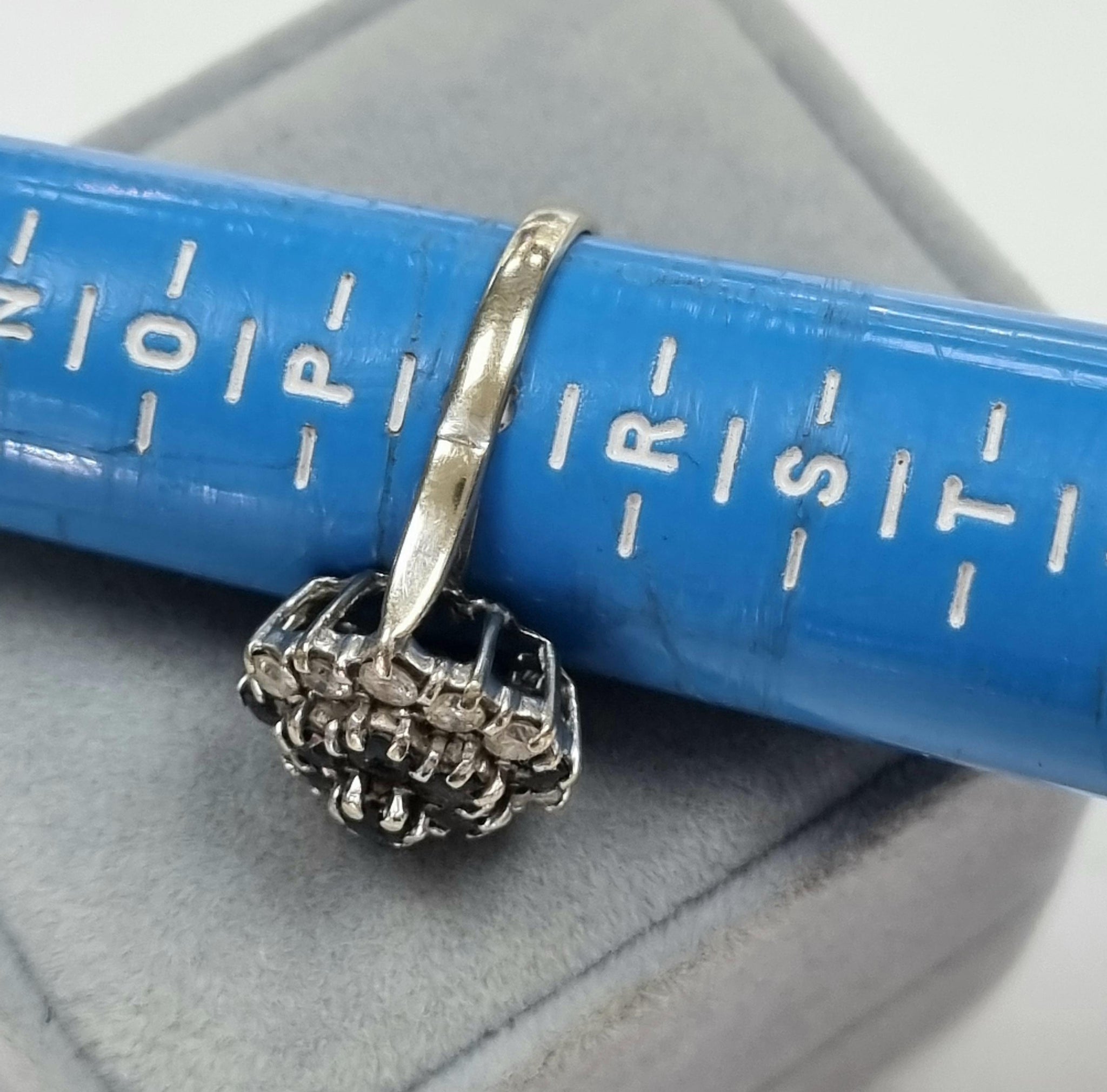 18ct White Gold Diamond & Sapphire Rng Size Q