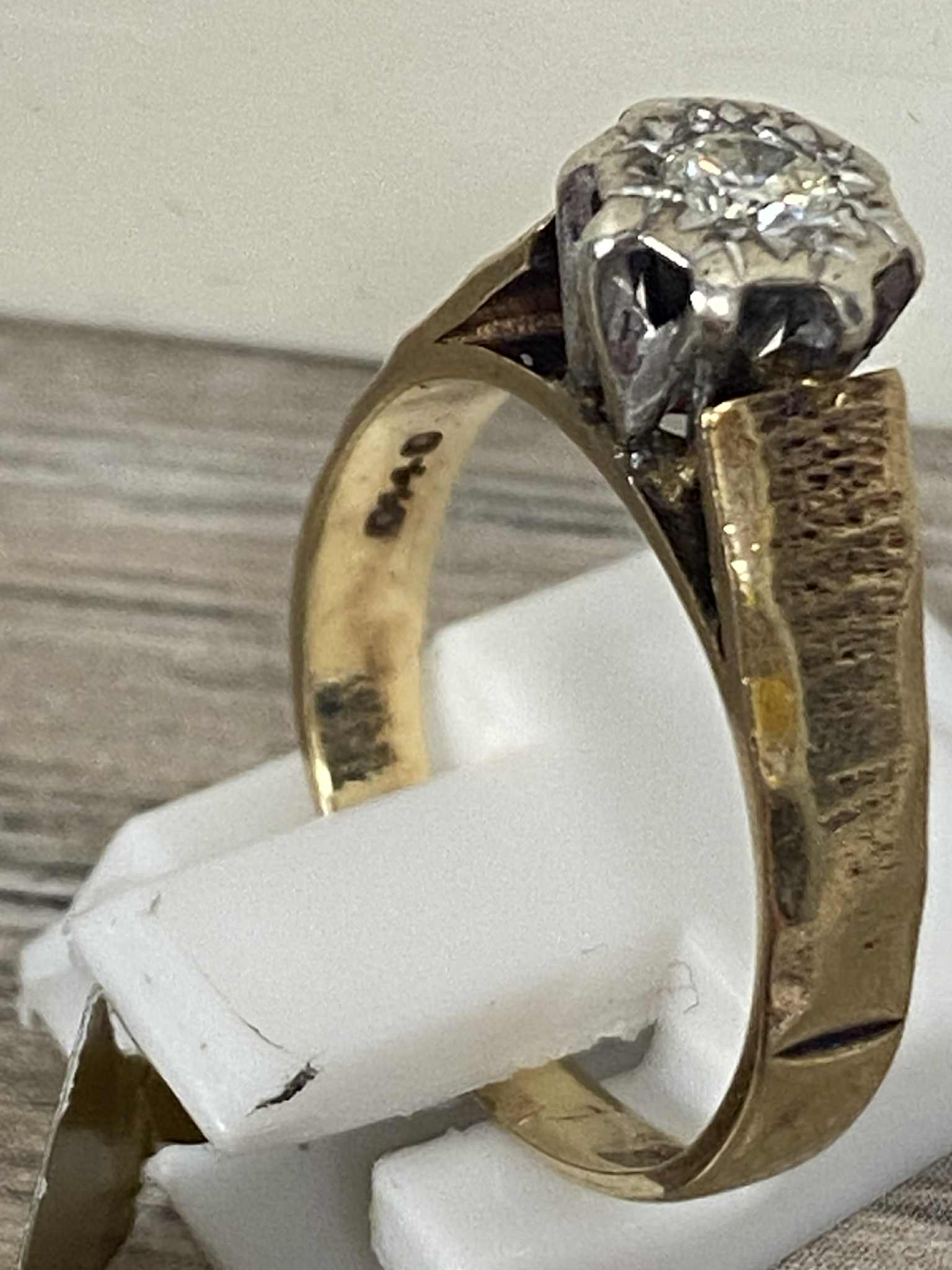 9ct Gold Ring (Size N) Apx 3.4g