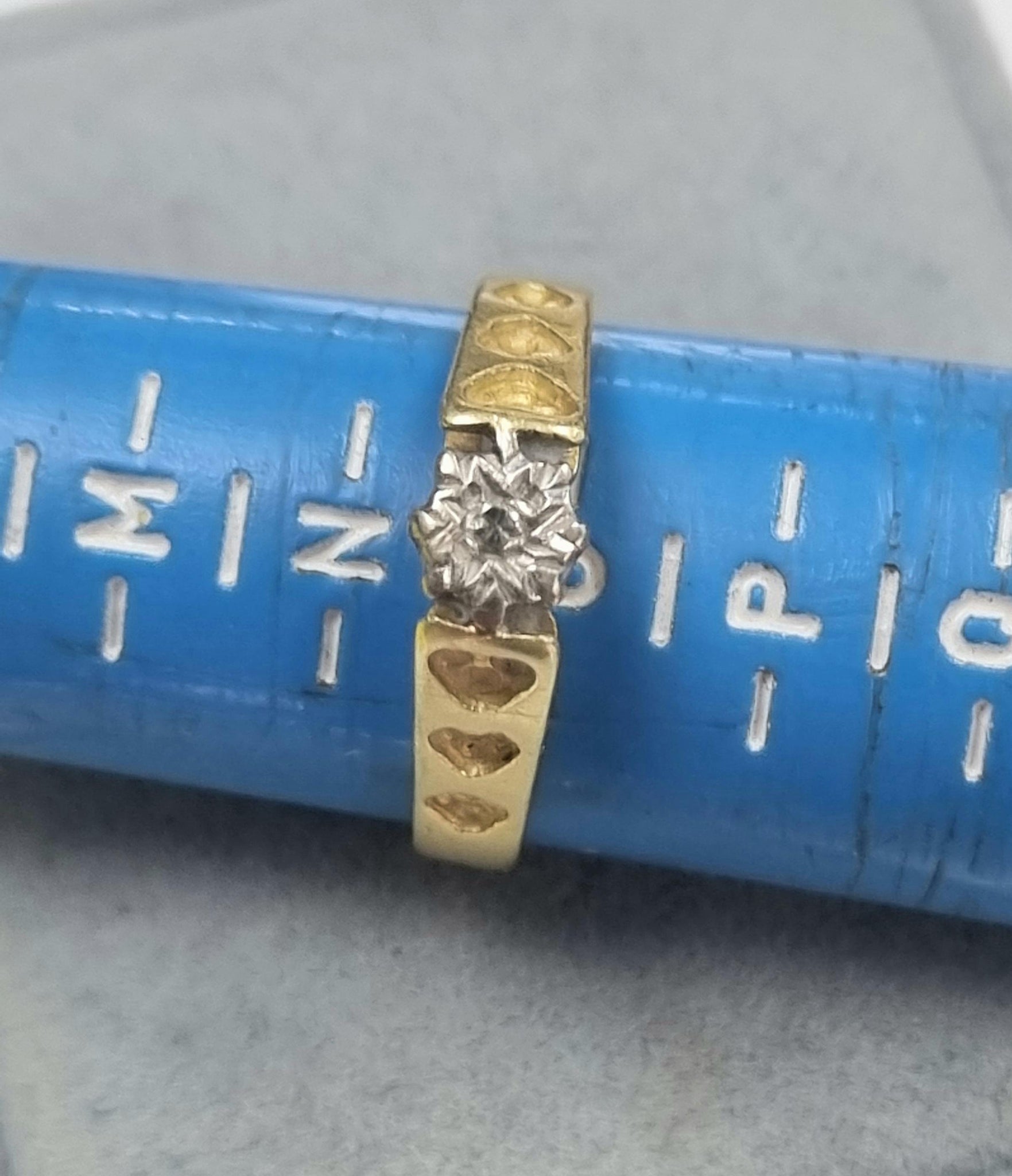 18ct Gold Diamond Ring Size "O"