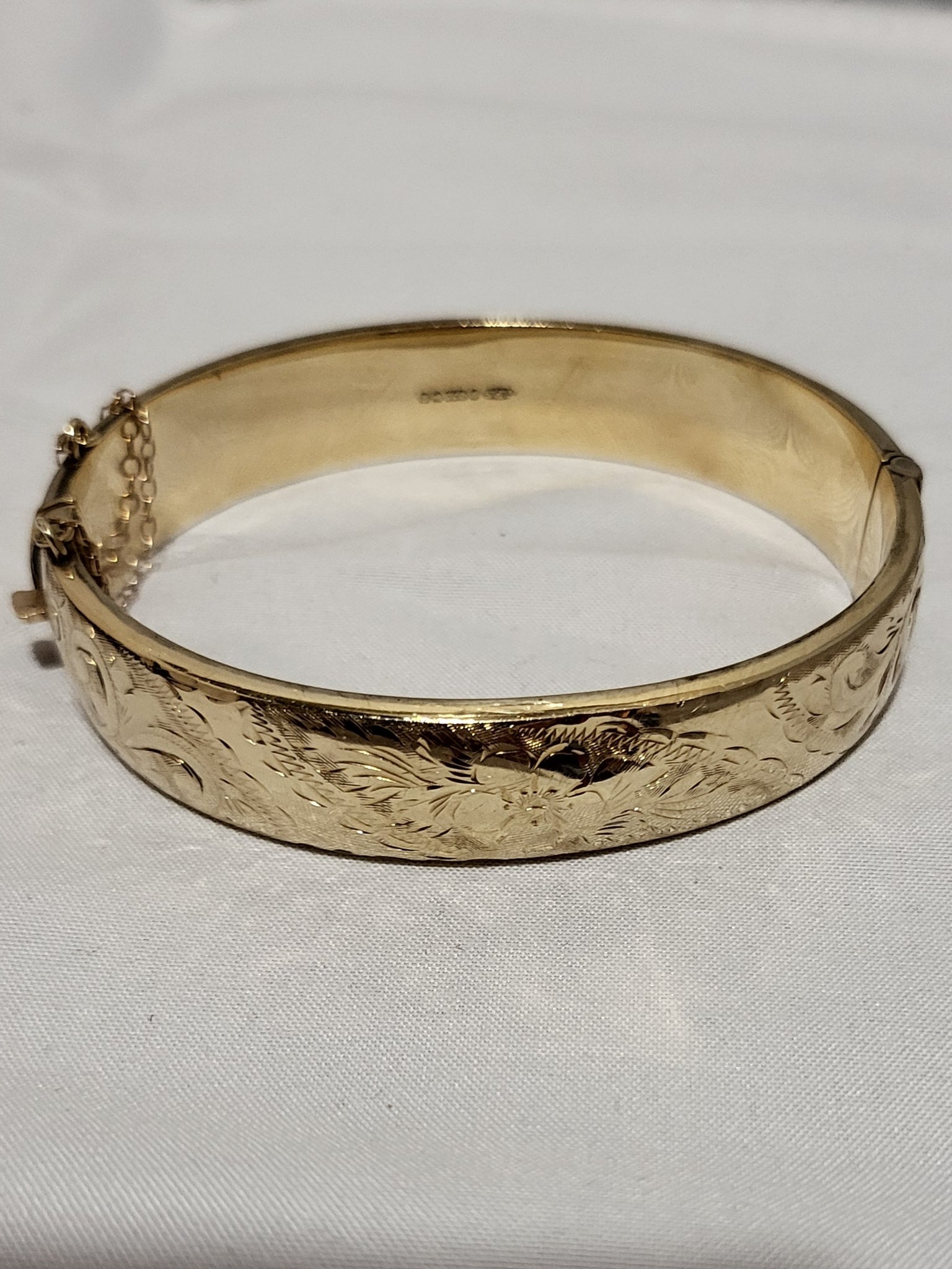 9ct Yellow Gold Patterned Hinged Bangle - 17.22g