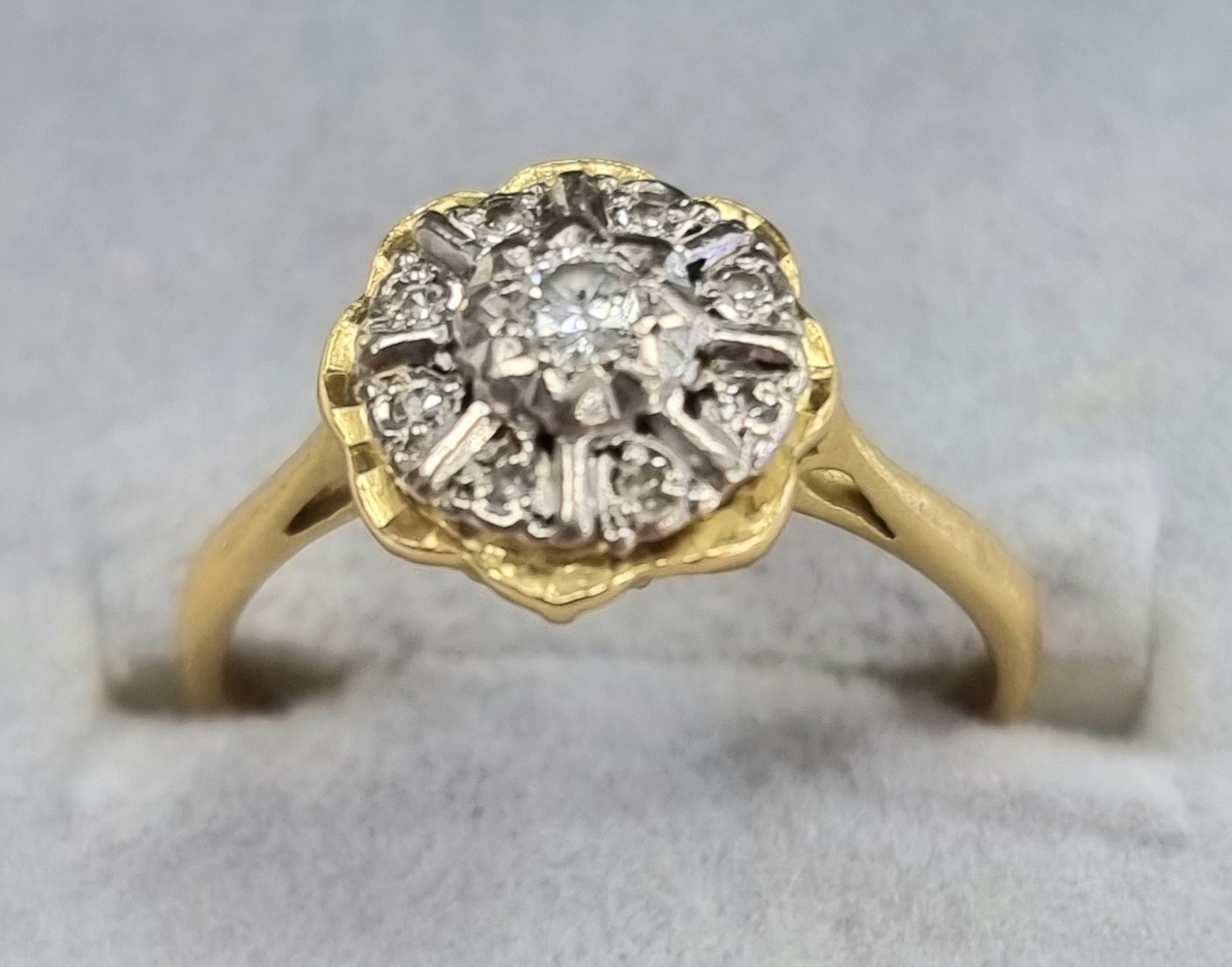 18ct Gold Diamond Daisy Ring Size "O"
