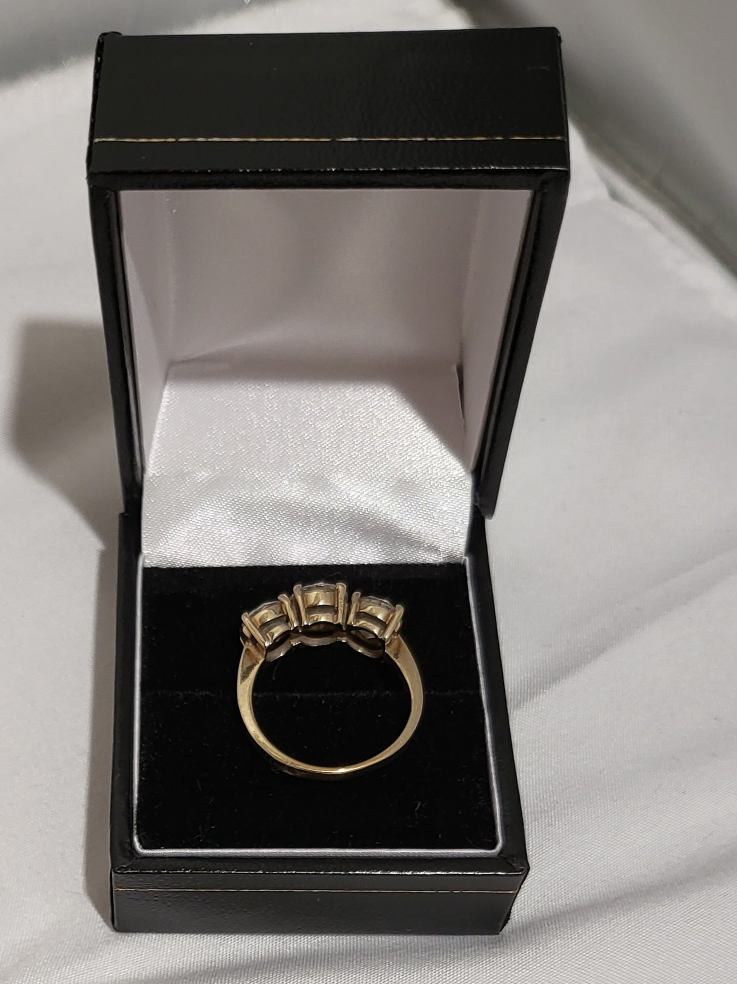 9ct Yellow Gold Ring with Clear Stones - Size O - 3.2g