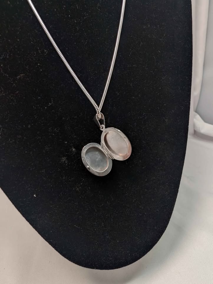 925 Sterling Silver Chain Necklace With Opening Locket - 24" Long - 12 Grams *BRAND NEW*