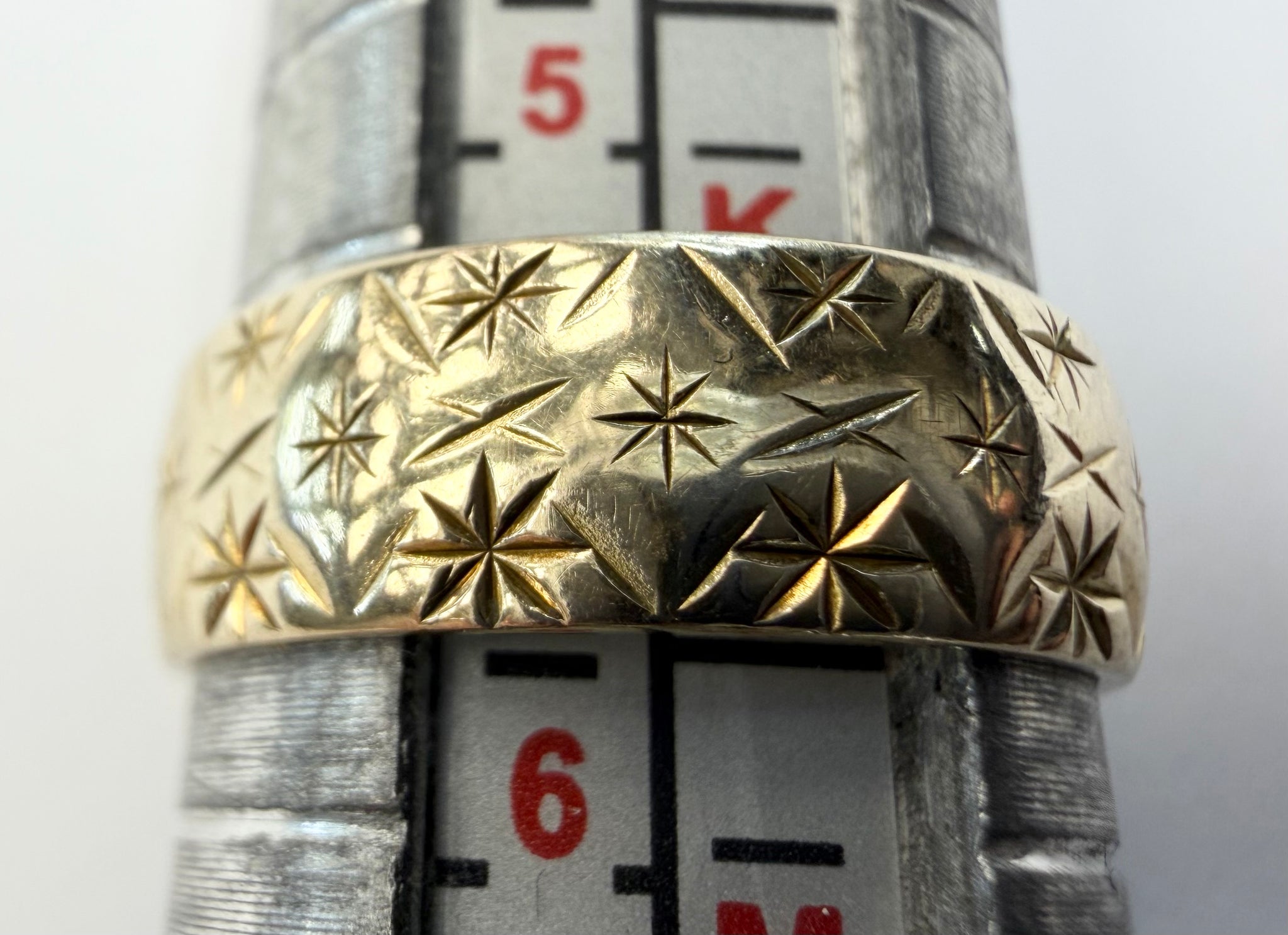 9ct gold ring with pattern size K 1/2