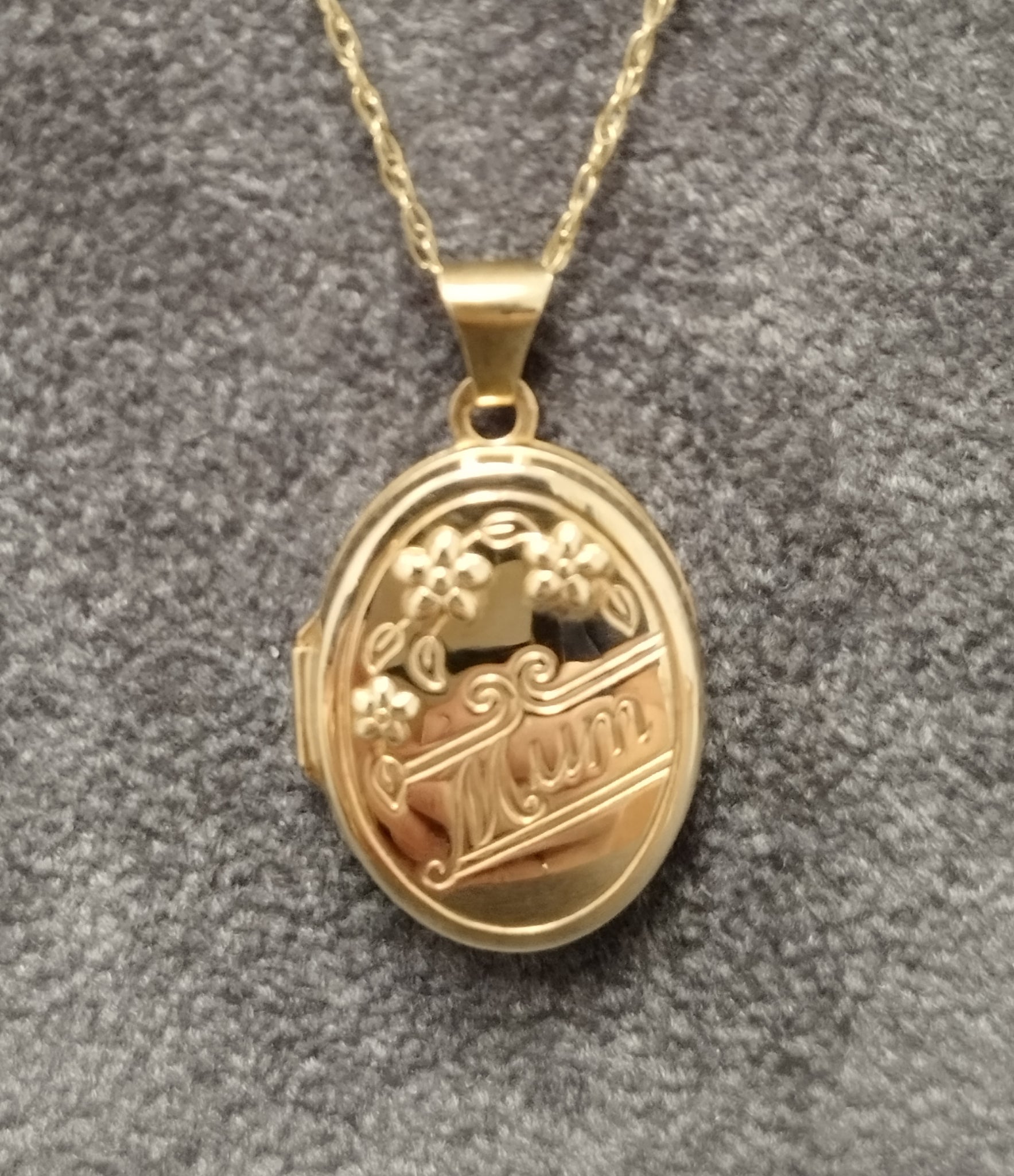 9ct Yellow Gold Floral 'Mum' Locket & 18" Chain