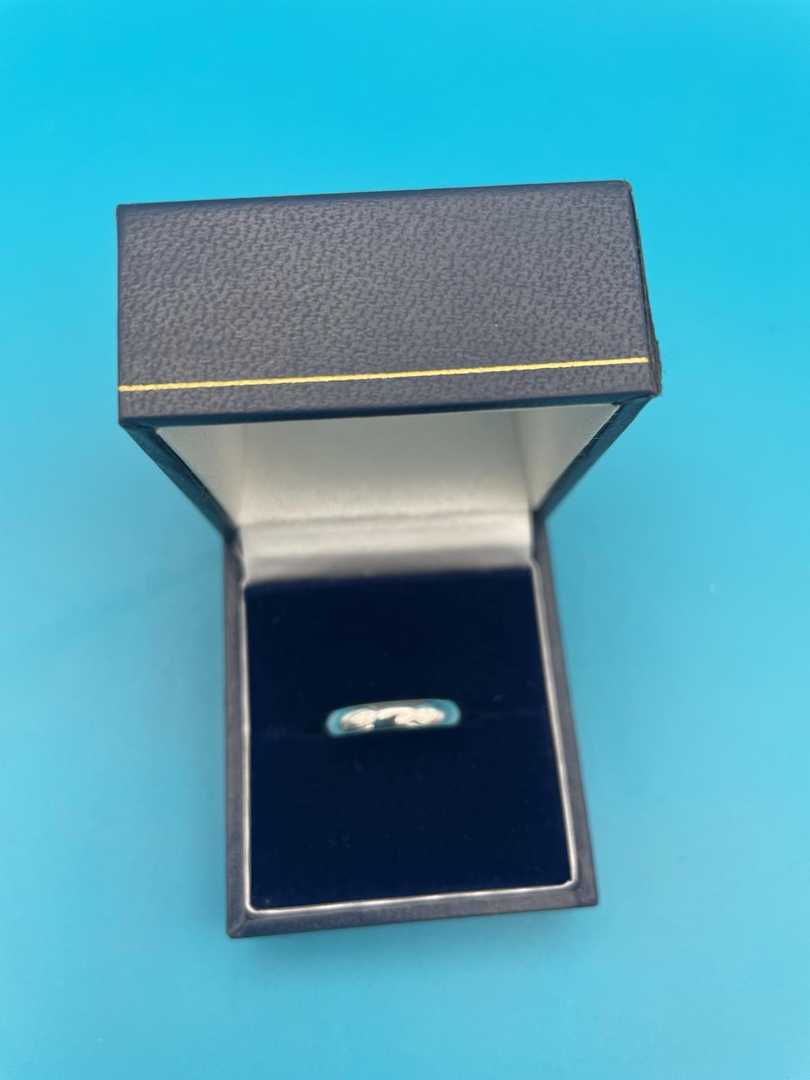 9ct white gold ring