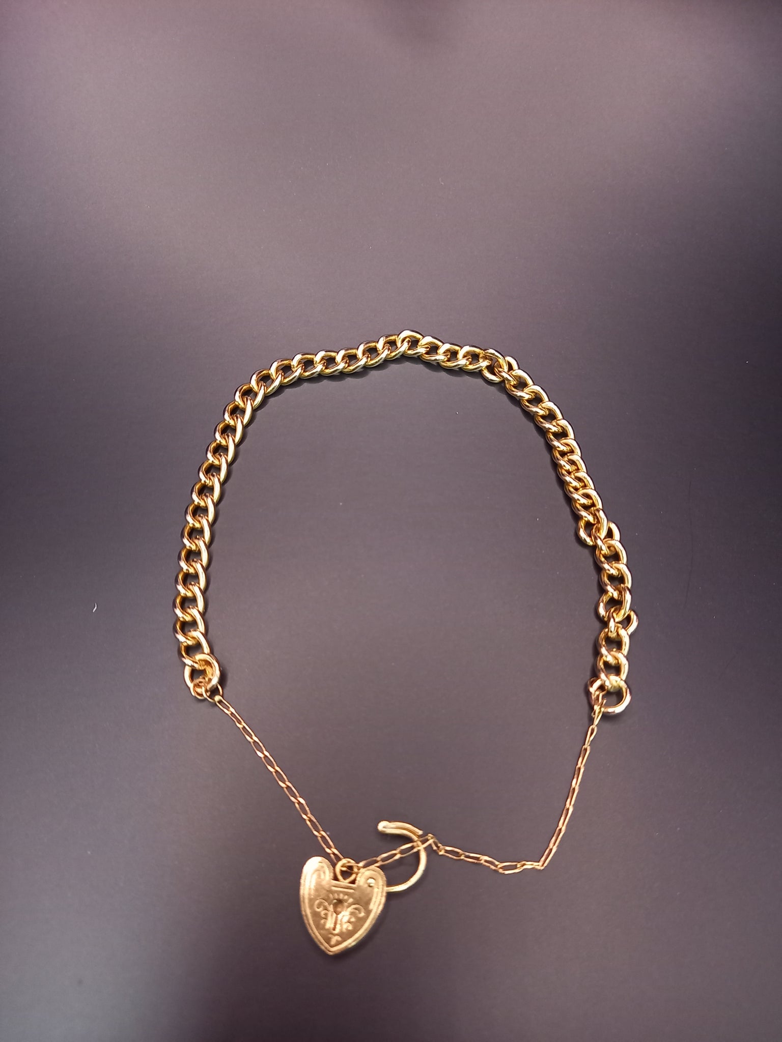 12.8G 9 CT Yellow gold curb bracelet with a heart padlock clasp & safety chain