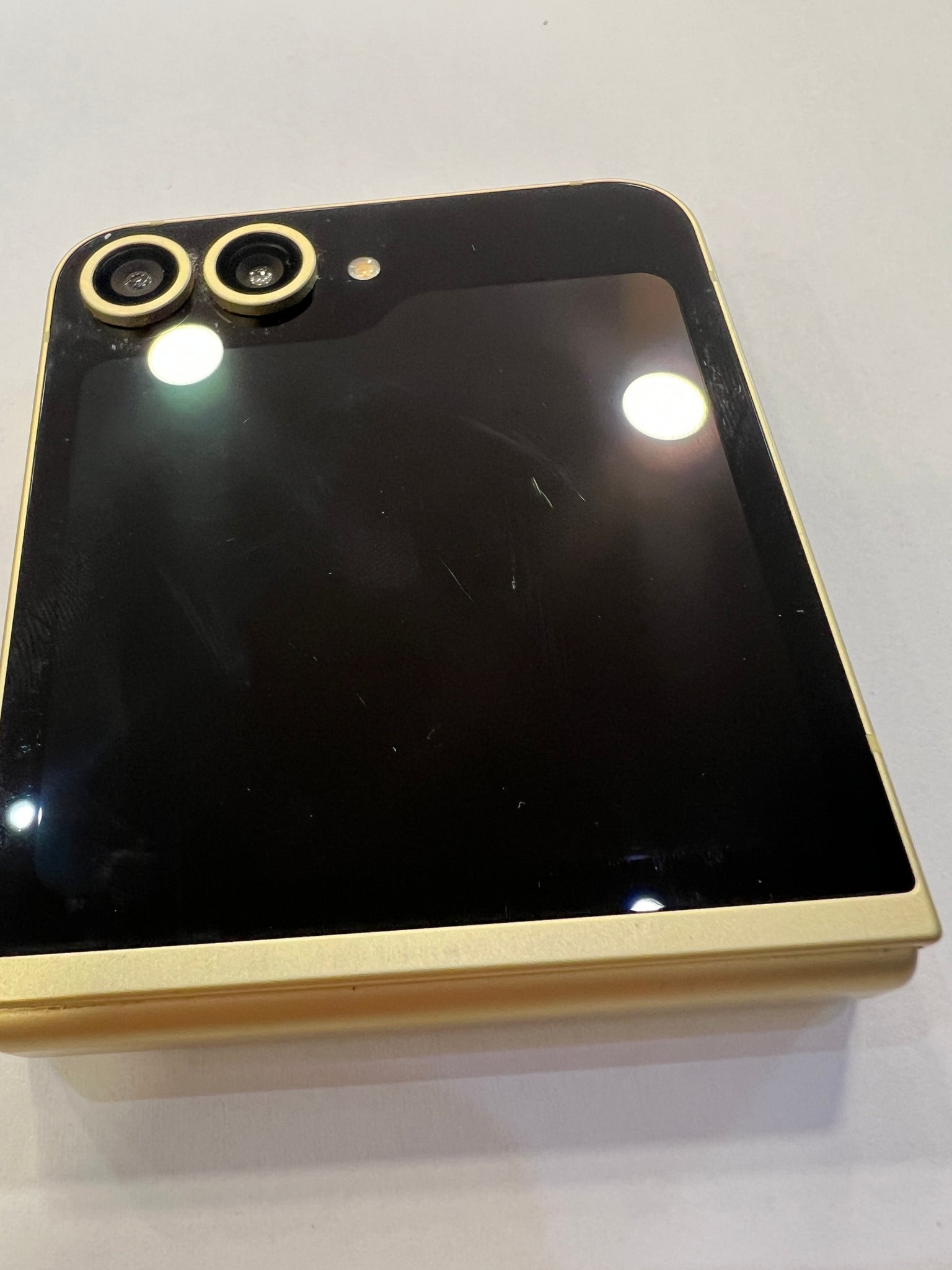 Samsung Galaxy Z Flip6 - 256GB - Yellow - Boxed