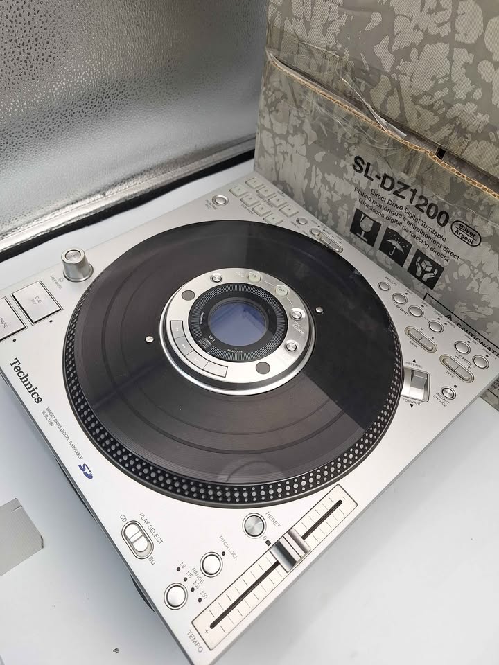 Technics SL-DZ1200 Direct Drive Digital CD Turntable – Silver – DJ