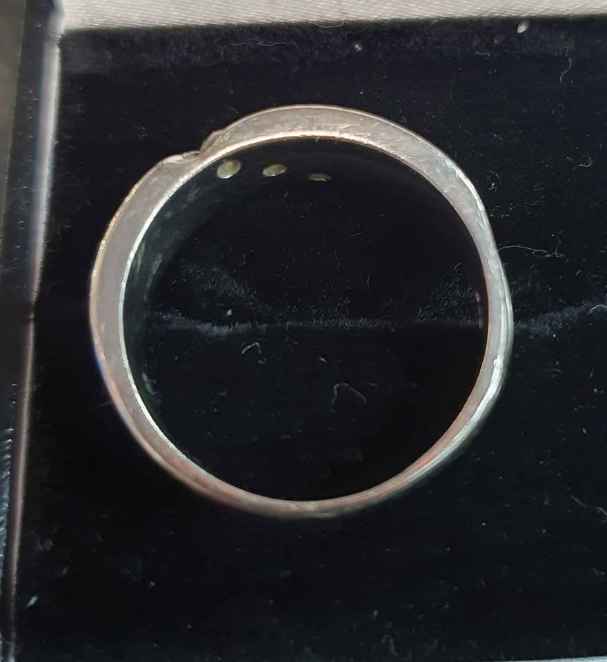 9ct White Gold Ring with Clear Stones - Size R - 6.23g