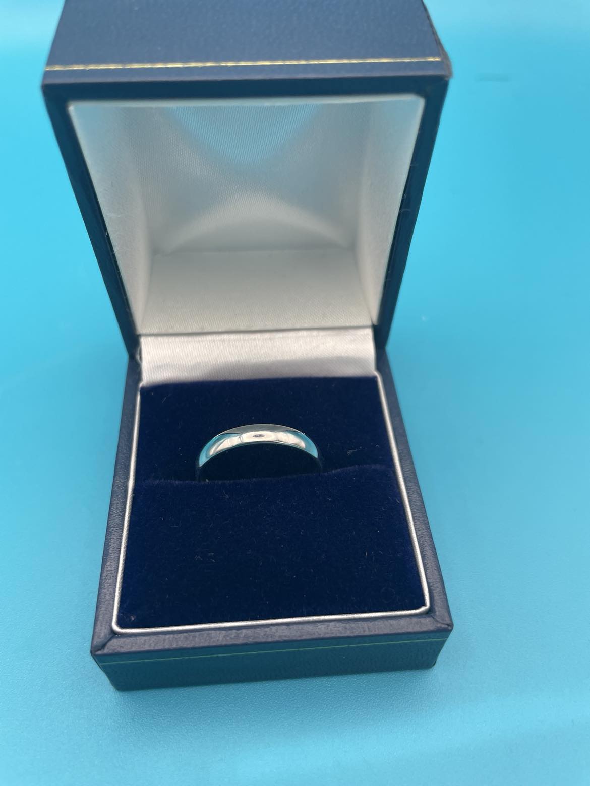 9ct white gold ring