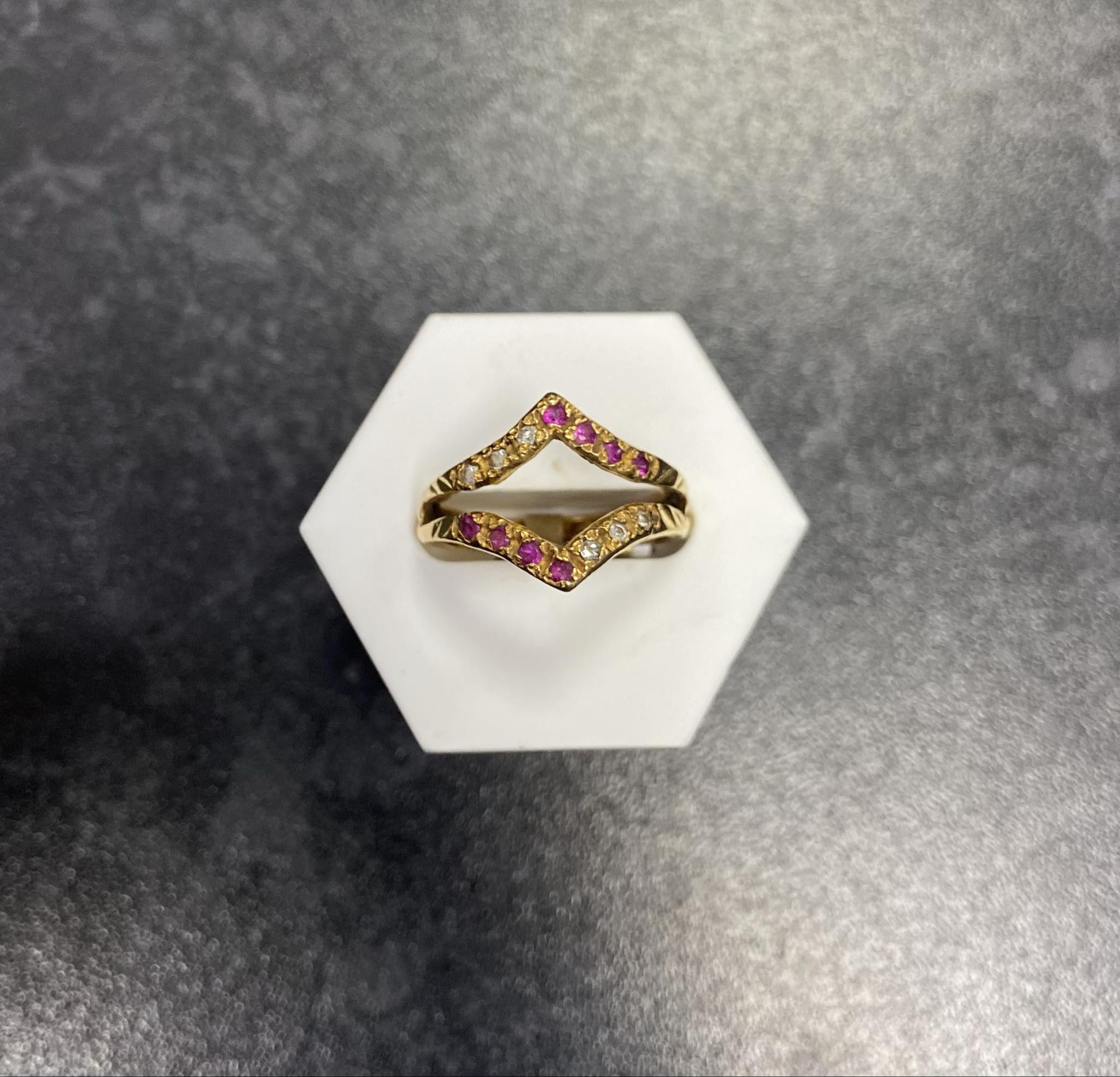 22ct Gold Red Stone C/Z Wishbone Ring (Size L) 3.26g