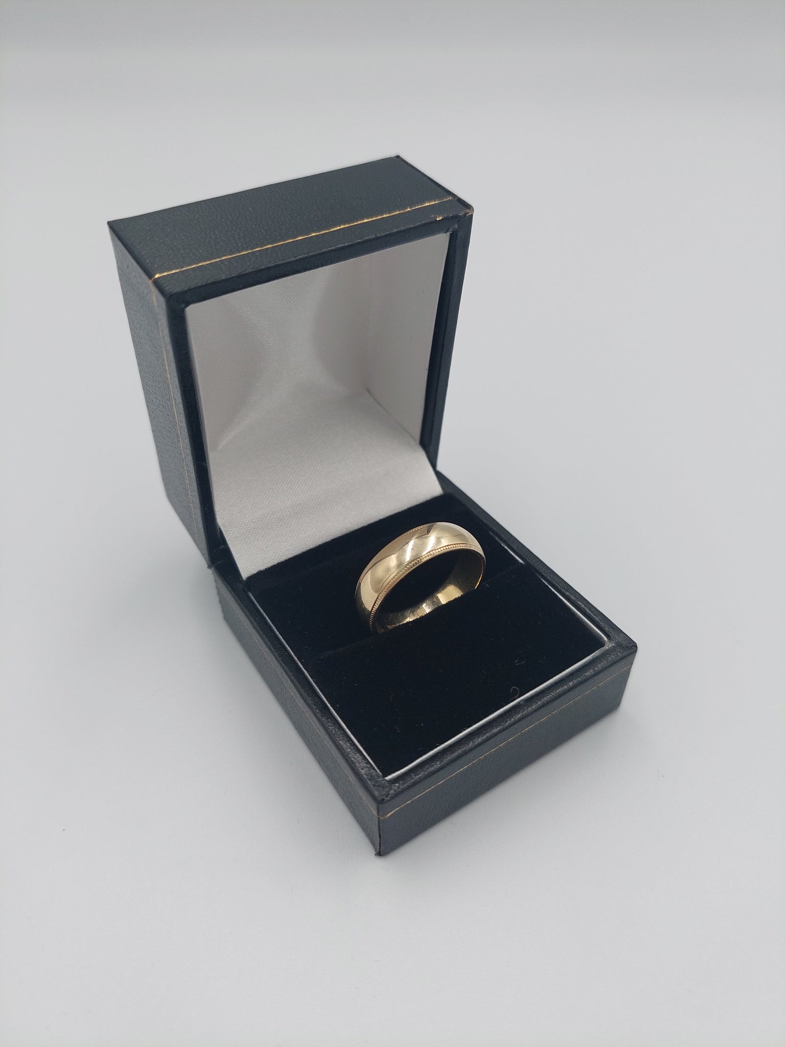 9K Solid Gold Band/Ring with Patterned Outline, Weight: 4.1Grams, Size R - Box Included