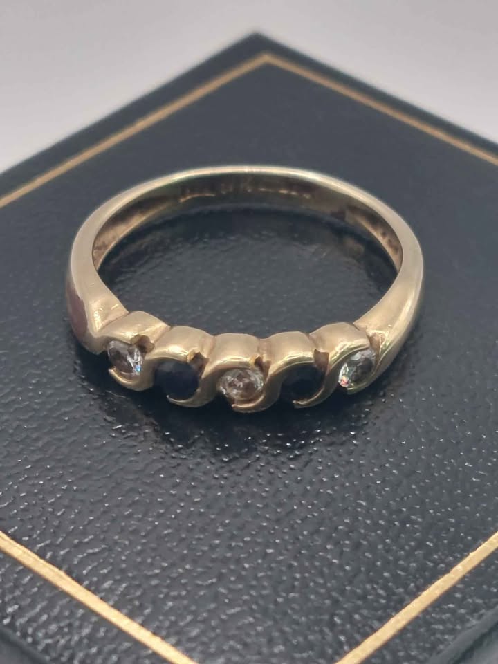 (9ct 375 Hallmarked&Tested), White And Black Stone Ring, Weight: 2.20g, Size O
