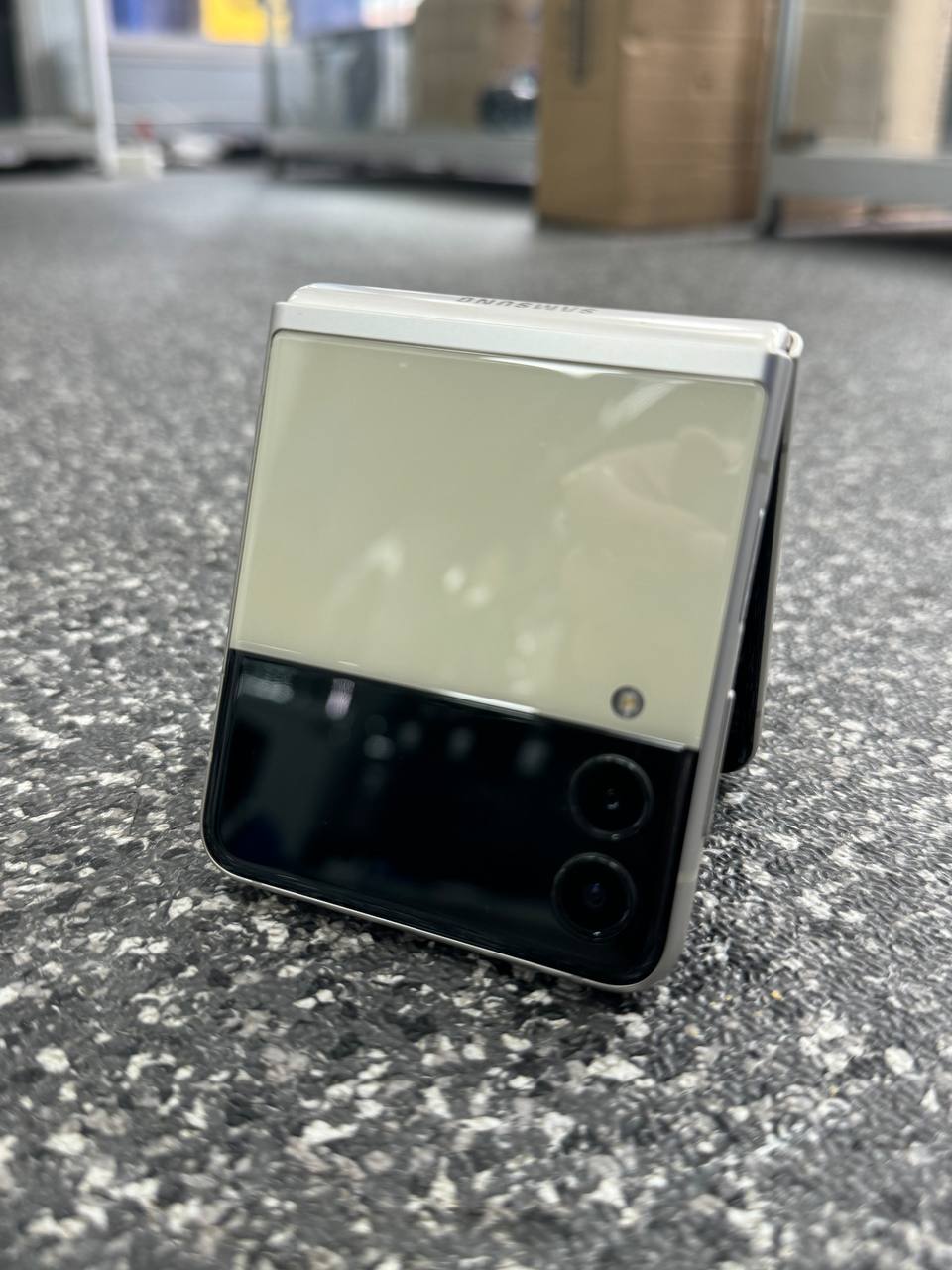 Galaxy Z Flip3 5G 256GB - White ** Collection Only - Wythenshawe **