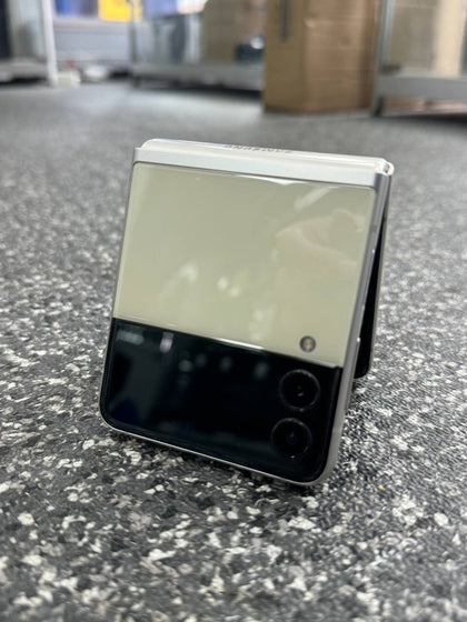 Galaxy Z Flip3 5G 256GB - White ** Collection Only - Wythenshawe **