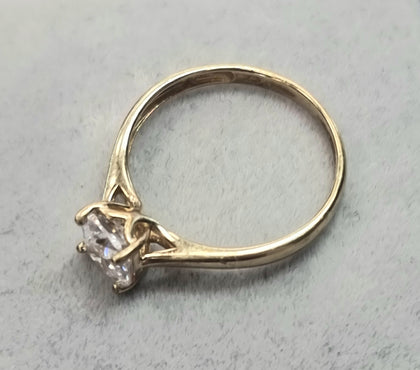 9ct Gold Ring CZ Size M