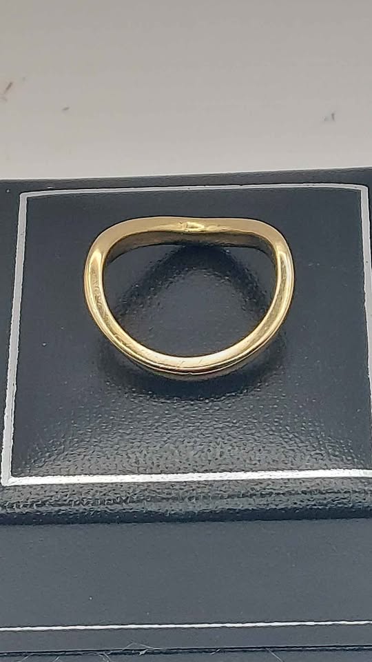 9CT 375 HALLMARKED, YELLOW GOLD, RING WITH SHAPED DESIGN. SIZE Q/8, 4.5G, BOXED