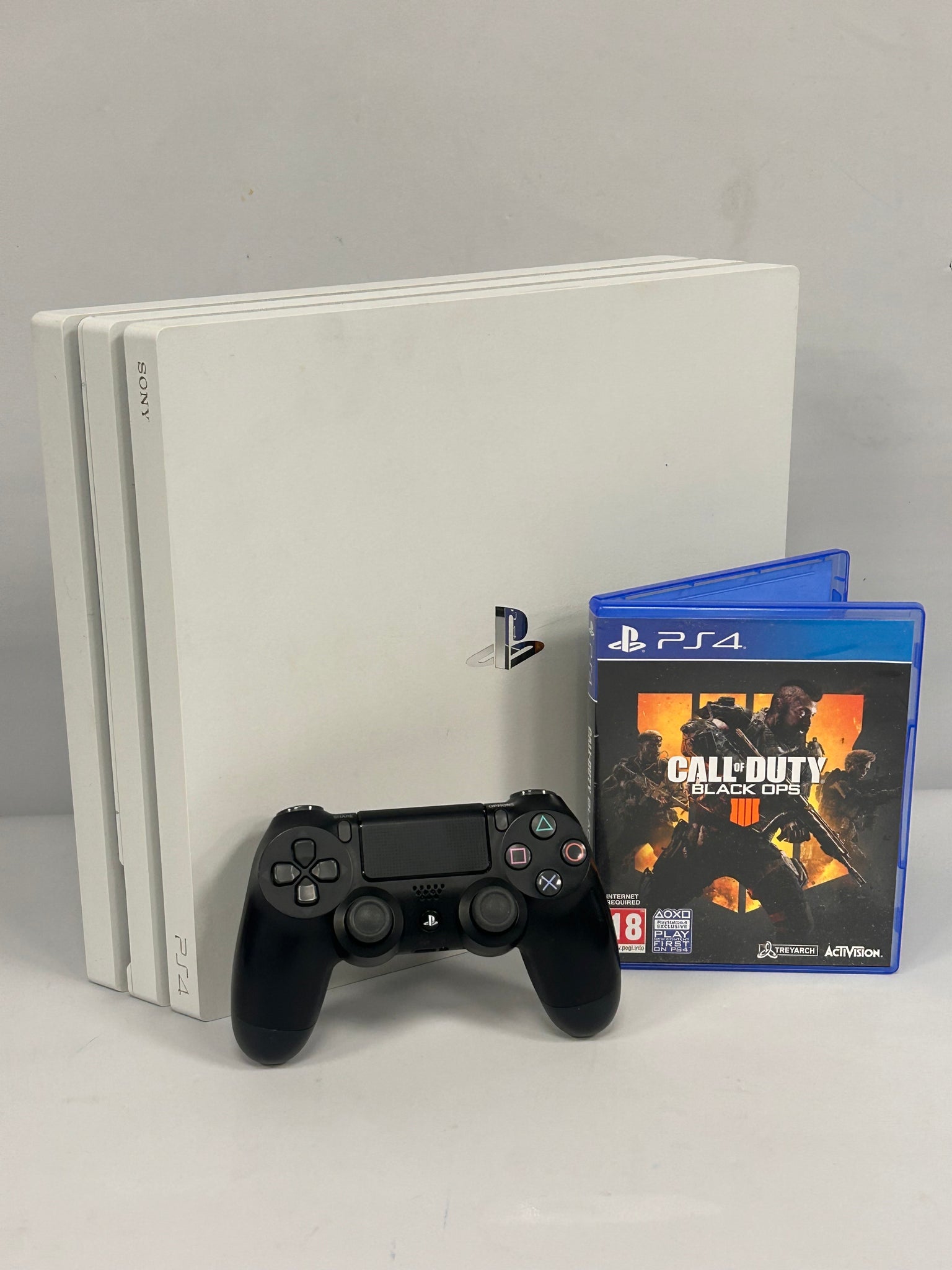 Playstation 4 Pro 1TB Glacier White Package