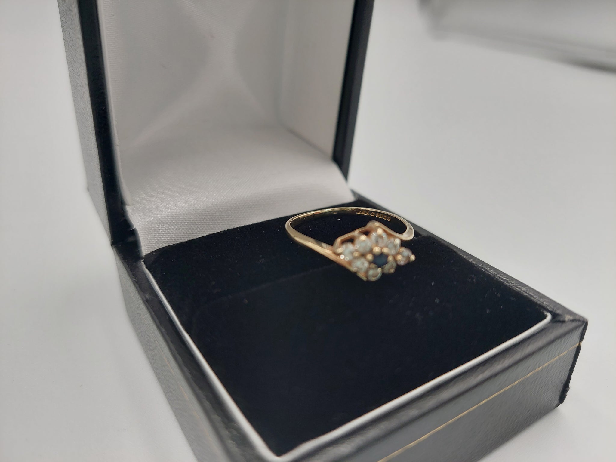 9K Gold Ring with Zirconia Stones. 375 Hallmarked, 1.30Grams, Size: L