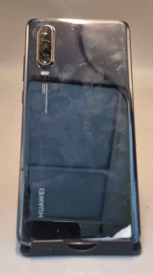 Huawei P30 128GB Mobile Phone - Black - Unlocked - Unboxed. Small crack on camera . does not affect photos