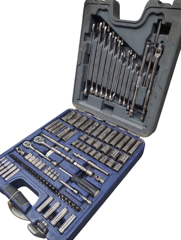 · Blue Point by snap on 100 pcs General Service Kit Socket Set (2100MBPGSSUK) (Missing One Latch)